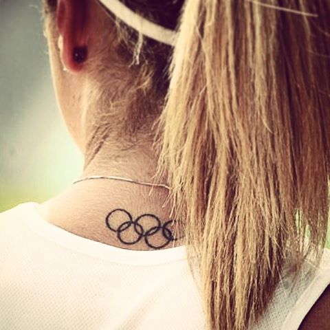 Tatuaje de los cinco aros olímpicos en el cuello de Silvia Salis